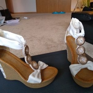Sz 6 White wedge shoes with bling